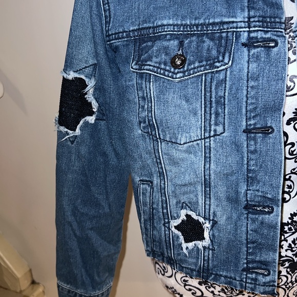 Adorable lightweight Jean jacket - Picture 2 of 8
